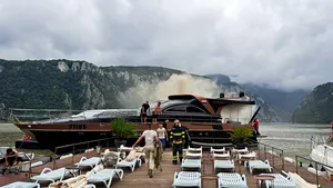 Un yacht a luat foc pe Dunăre, în Mehedinţi