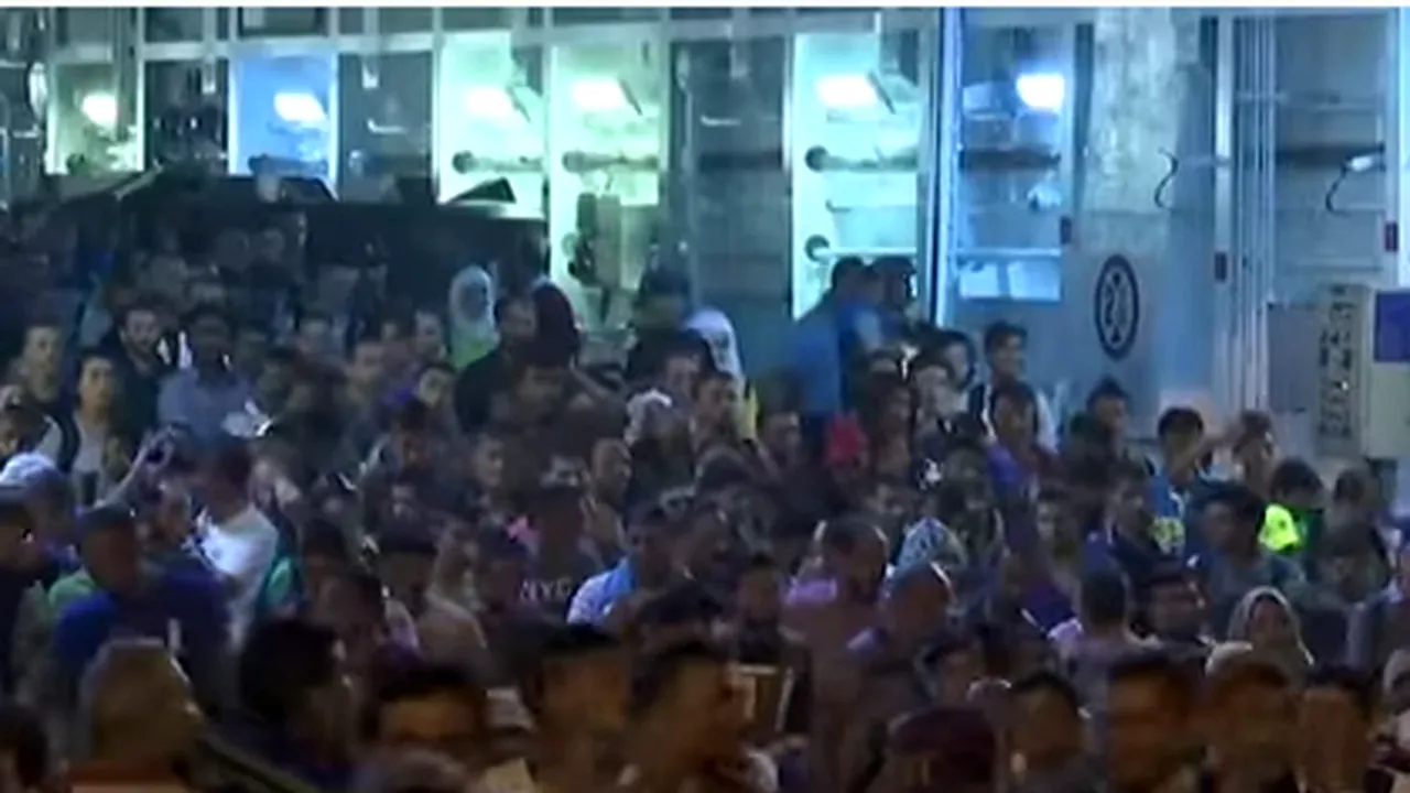 CRIZA IMIGRANŢILOR: Două nave cu 4.200 de imigranţi au părăsit insula Lesbos cu destinaţia Atena - FOTO, VIDEO