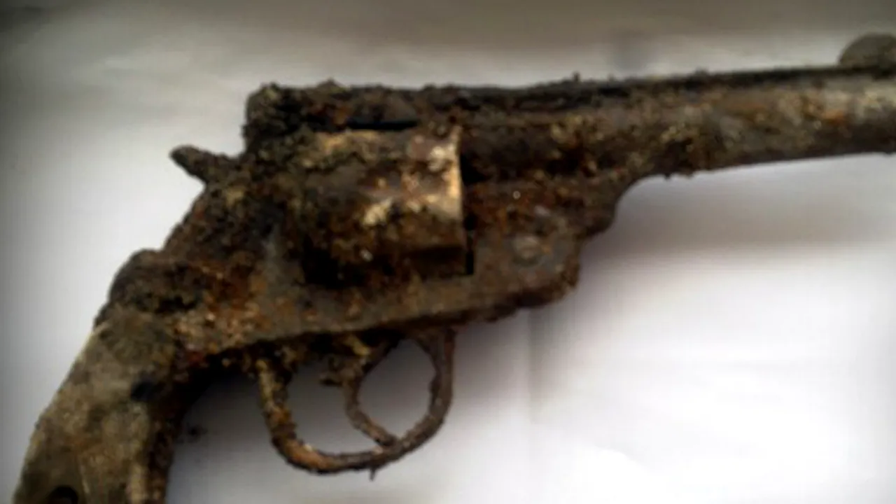 Revolver din al Doilea Război Mondial, găsit în zidăria dintr-o anexă a Penitenciarului Gherla