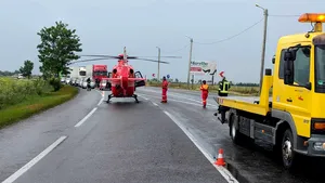 Accident în Ialomiţa: Sute de litri de miere s-au revărsat pe o şosea. Trei tineri au ajuns la spital | FOTO