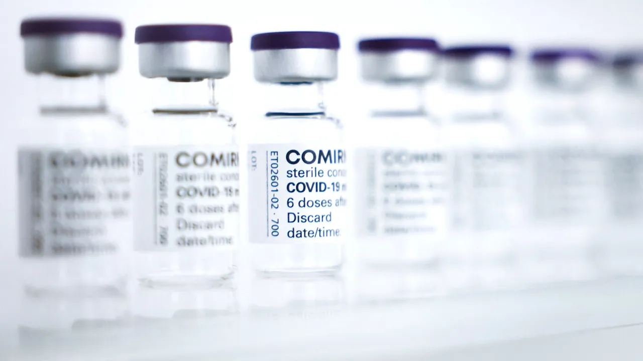 Aproape 700.000 de doze de vaccin produs de Pfizer BioNTech sosesc marţi în România
