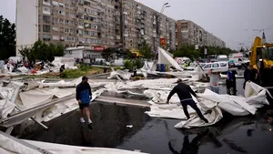 BILANŢUL FURTUNII DIN CAPITALĂ: 18 persoane duse la spital, 140 de arbori şi 21 de construcţii provizorii afectate -  Urmările furtunilor din ţară