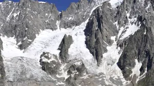 O bucată masivă dintr-un gheţar de pe Mont Blanc riscă să se prăbuşească. Drumuri închise şi cabane evacuate/ FOTO