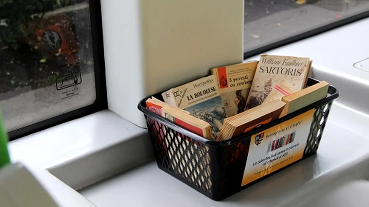 Tramvaiele şi autobuzele din Arad, biblioteci pe roţi, în cadrul unui proiect de încurajare a lecturii - FOTO, VIDEO