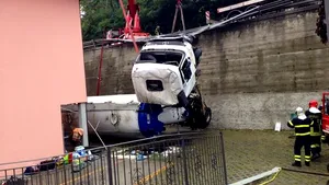 O autocisternă înmatriculată în România s-a răsturnat şi a căzut de la 10 metri, în Italia 