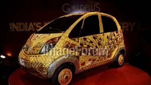 Cum e promovată una dintre cele mai ieftine maşini din lume? Acoperită cu aur şi pietre preţioase - GALERIE FOTO
