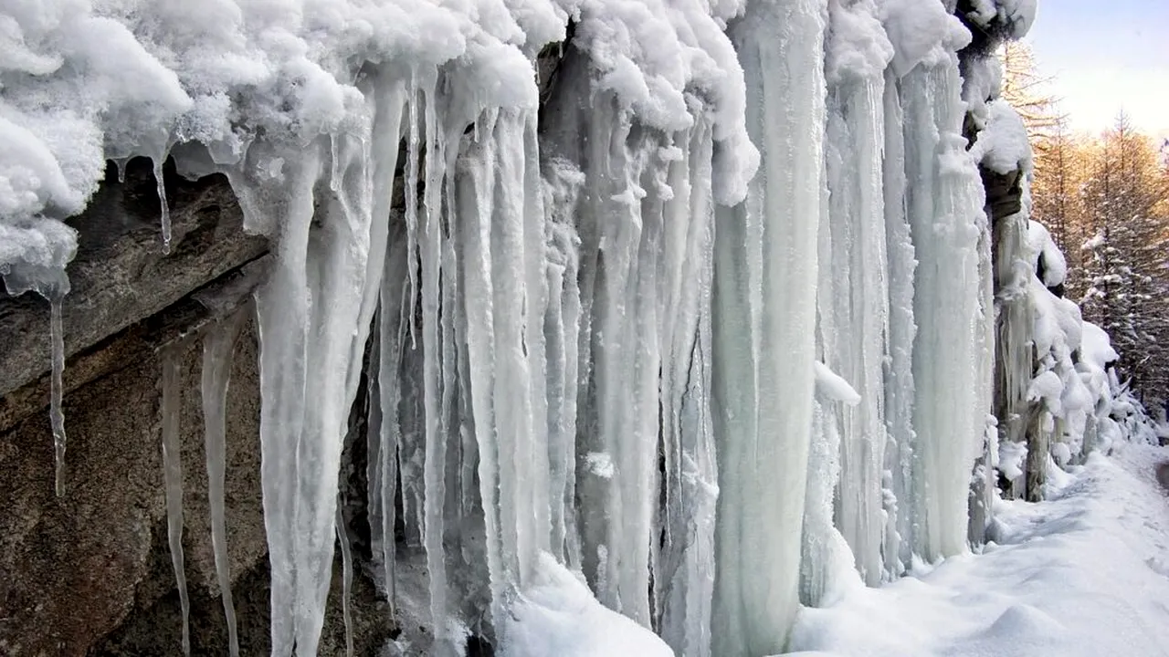 Vești proaste. Meteorologii anunță că perioada cu vreme foarte rece se prelungește, în unele zone ar putea ninge