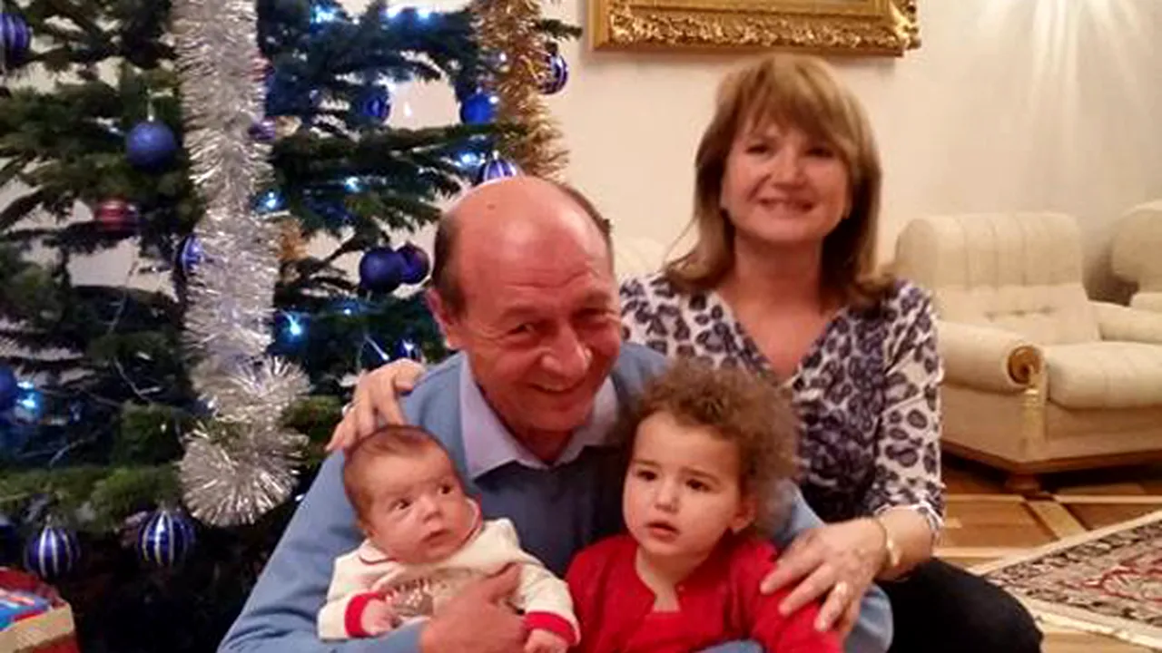 Traian Băsescu a postat pe Facebook fotografii cu familia lângă bradul de Crăciun. Fostul şef al statului petrece Crăciunul la Băile Olăneşti - FOTO