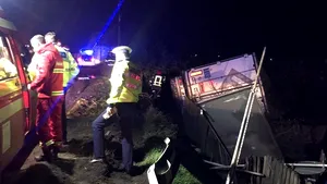 Un şofer care s-a răsturnat cu maşina la marginea drumului a fost salvat de un echipaj de mascaţi aflat în zonă