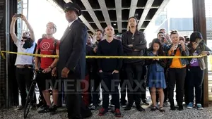 Operele artistului Banksy, expuse la New York, protejate cu grilaje şi agenţi de pază - FOTO