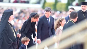 Președintele Nicușor Dan ajunge la Catedrala Mântuirii Neamului împreună cu familia | Mezinul familiei fuge pentru scurt timp pe esplanadă