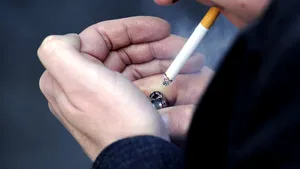 Fumatul duce la creşterea grăsimii „ascunse”, stocată profund în abdomen