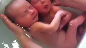 Imagini emoţionante: Cum reacţionează doi gemeni nou născuţi la prima baie - VIDEO