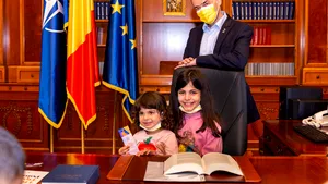 Mii de părinţi şi copii au vizitat marţi Camera Deputaţilor. Program prelungit de Ziua Copilului