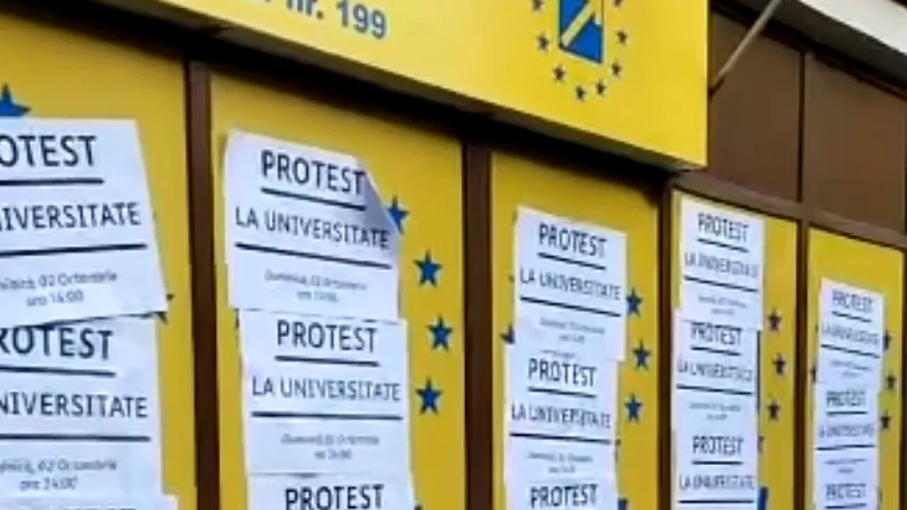 Sediul PNL Sector 2, vandalizat. Afişe cu mitingul AUR, lipite pe geamurile sediului