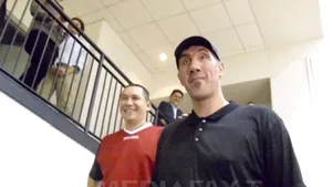 La Washington, Ponta a jucat baschet contra lui Ghiţă Mureşan. Premierul a primit un tricou al fostului sportiv - FOTO