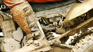 O companie de modă vinde blugi acoperiţi de noroi. Reacţia lui Mike Rows, prezentatorul emisiunii „Meserii murdare“
