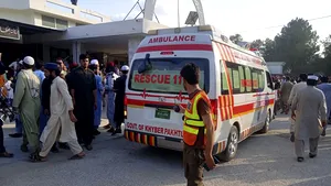 O bombă la un miting politic din Pakistan a ucis cel puţin 35 de persoane