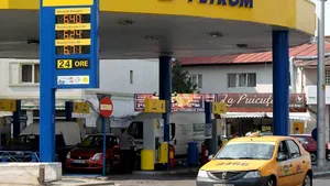 Petrom: Am ieftinit carburanţii cu 40 de bani în ultimele săptămâni. Taxele reprezintă 50% din preţul la pompă