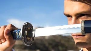 Un bărbat a vrut să se dueleze cu săbii japoneze la procesul împotriva fostei soţii. Care a fost motivul 