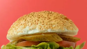 Mâncarea de acasă versus mâncarea din reclame - TRUCURILE folosite pentru a obţine burgerul, îngheţata şi băuturile perfecte - VIDEO