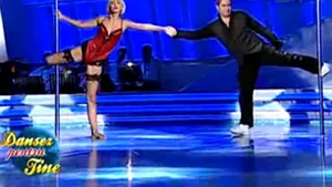 Dana Rogoz, într-un corset foarte sexy, dansând la bară - VIDEO