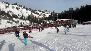 Cea mai lungă pârtie de schi din nordul ţării, inaugurată după 10 ani cu scandal: Bătaie de joc/ Gondola nu merge în ziua inaugurării. Parcare egală cu 0/ La 20 mil. euro vreţi să şi meargă?