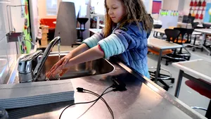 Ariana şi Ştefan, elevi de clasa a VIII-a. Unul se pregăteşte pentru evaluare naţională de acasă, altul merge la şcoală. De ce?