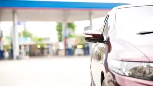 La această benzinărie plătești 372 de euro dacă nu alimentezi