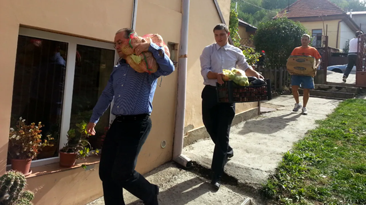 Boc a cărat saci cu legume donate unei case de copii de producătorii de la Ziua Recoltei - FOTO