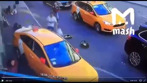 Incident la Campionatul Mondial de fotbal. Un taxi a intrat într-un grup de SUPORTERI: Opt oameni au fost răniţi/ UPDATE: Şoferul adormise la volan / VIDEO şocant