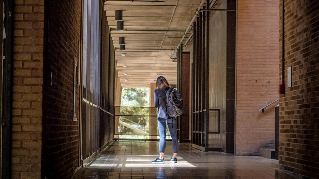 Alarmă la o școală din Scoția după ce mai mulți imigranți au fotografiat elevele aflate în pauză