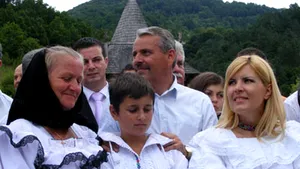 Udrea, îmbrăcată în costum popular, la hramul Mănăstirii Bârsana - GALERIE FOTO