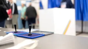 AUR reclamă că sunt persoane cu sume mari de bani în secțiile de votare din Buzău