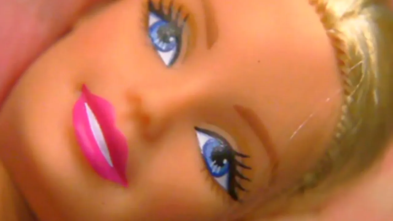 David Lynch vorbeşte cu o păpuşă Barbie într-o reclamă - VIDEO