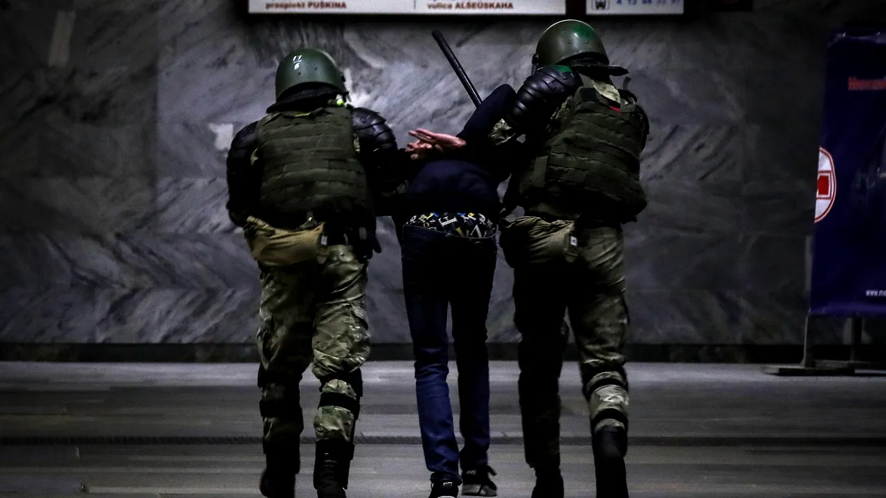 Ce s-a întâmplat în a treia noapte de proteste pe străzile din Belarus? Pe acoperişurile unor blocuri ar fi fost observaţi lunetişti