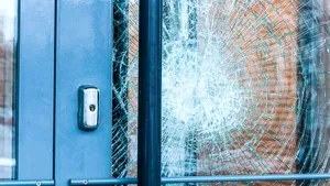 O femeie a spart uşa de sticlă a unui magazin cu ceva neobişnuit, în plină zi. Mai târziu s-a aflat că obiectul folosit era furat | VIDEO