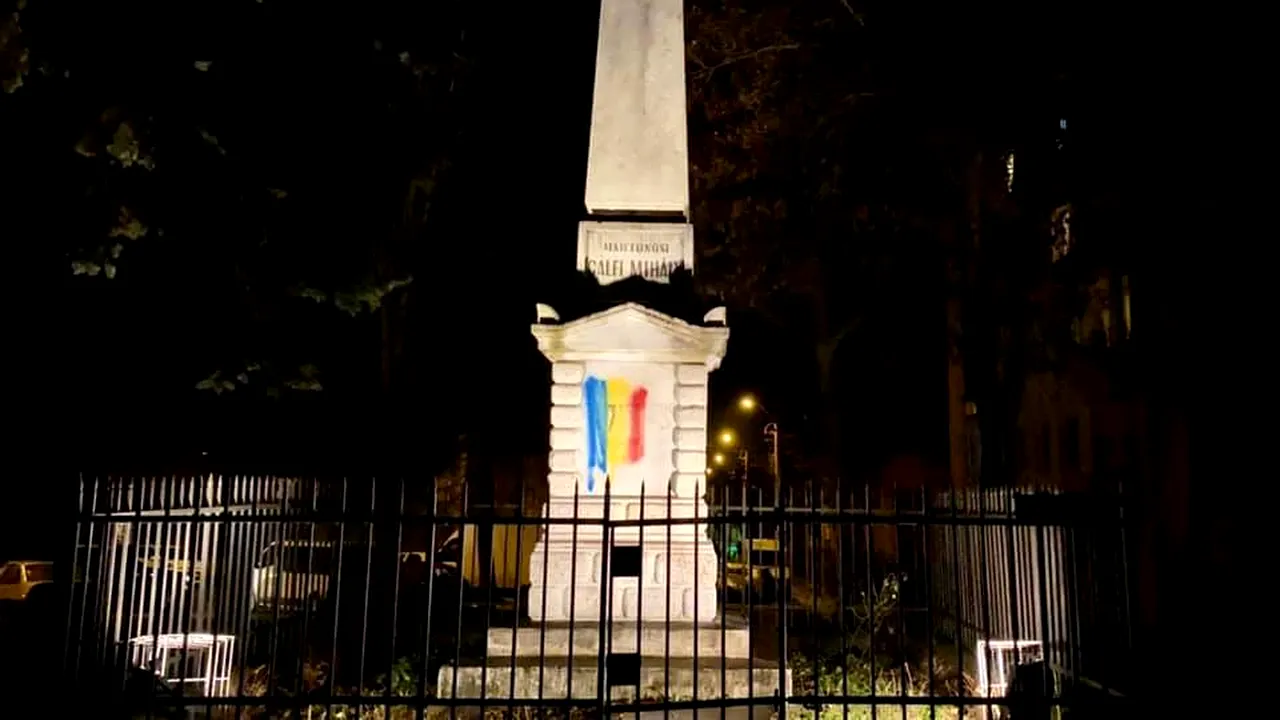 Monumentul Secuilor Martiri din Tg. Mureş a fost vandalizat. Persoane necunoscute au vopsit monumentul cu culorile steagului tricolor
