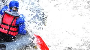 Accident grav la rafting în Defileul Jiului | O barcă în care se aflau nouă persoane s-a răsturnat. Un bărbat a murit. Cine era acesta. FOTO