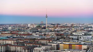 Un oraș european vrea să atragă turiști, deși Paris și Barcelona se luptă cu turismul excesiv