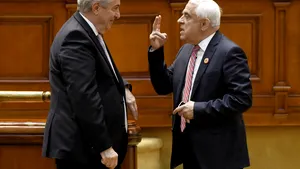 Scene din timpul votului moţiunii, nevăzute la TV: Reacţia lui Dăncilă la aflarea rezultatului şi discuţiile colorate dintre Tăriceanu şi Daea