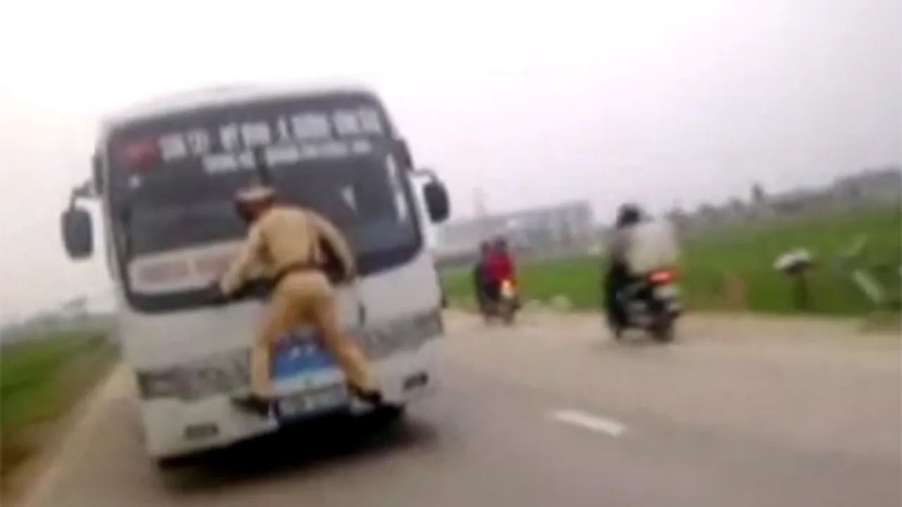 VIDEO AMUZANT: Simţul datoriei dus la extrem. Ce face acest poliţist?