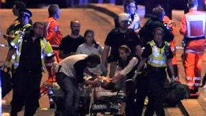 FOTO, VIDEO Un taximetrist-erou a dezvăluit cum a încercat să oprească TERORIŞTII din Londra, înarmaţi cu mai multe cuţite de vânătoare, după ce au intrat cu o dubă în 20 de oameni