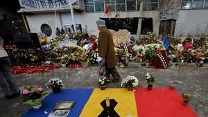 O lună de la INCENDIUL din Colectiv: Zeci de persoane au depus flori, lumânari şi s-au rugat la locul tragediei - GALERIE FOTO