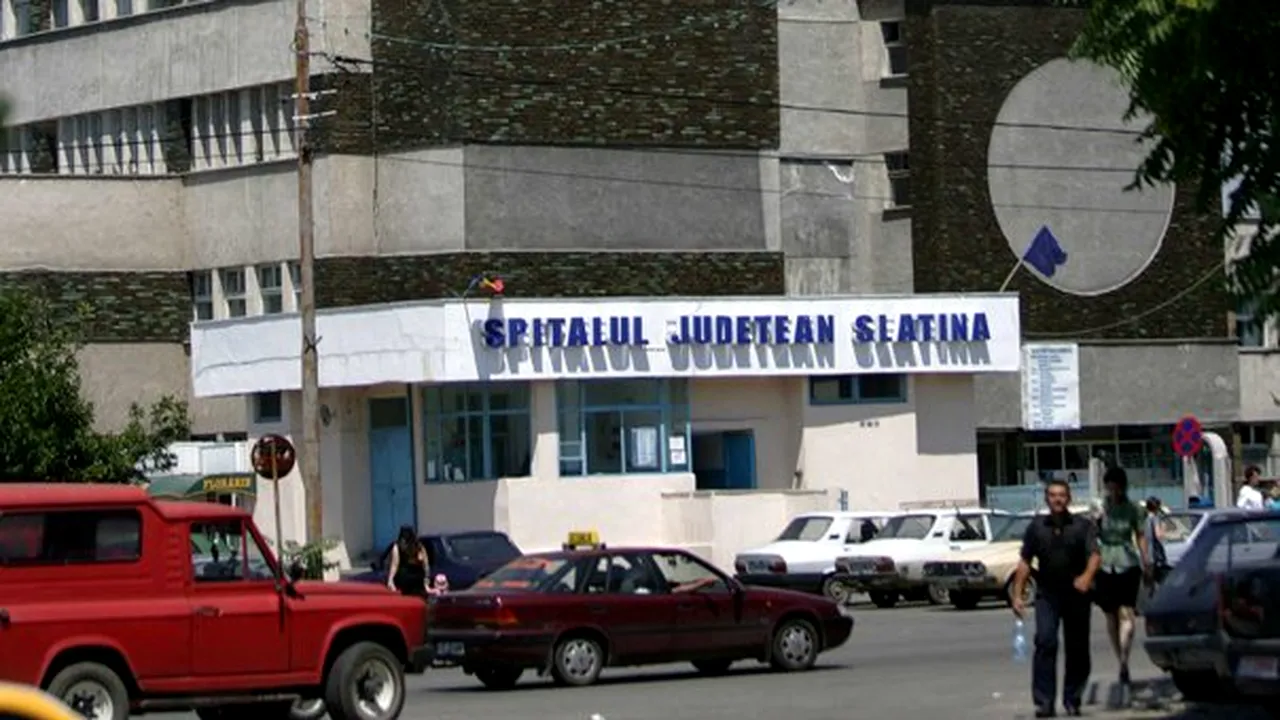 Bucăţi din acoperişul Spitalului din Slatina, smulse de vânt - FOTO