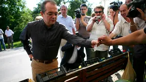 Boc s-a oprit într-un sat să cumpere pepeni de pe marginea drumului