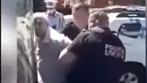 VIDEO. Un şofer de autobuz, încătuşat după ce a refuzat legitimarea. Nu purta mască dar nici poliţiştii nu aveau