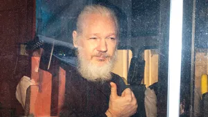 Julian Assange este în pericol din cauza noului coronavirus. Ce spune iubita fondatorului Wikileaks, care i-a născut deja doi copii 