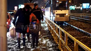 Tramvaie ale liniei 41, blocate în Capitală. Un călător a tras semnalul de alarmă