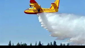 O dronă a făcut o gaură într-un avion care participa la misiunea de stingere a incendiilor din LA